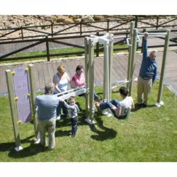 Aînés utilisant un module de parcours de santé extérieur en bois dans un parc urbain