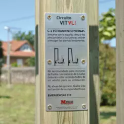Station de renforcement musculaire des jambes installée dans un parcours de santé