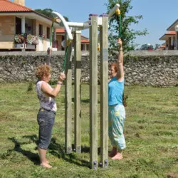 Parcours sportif pour personnes âgées dans un jardin public