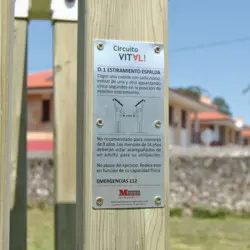 Module sportif avec plaque explicative