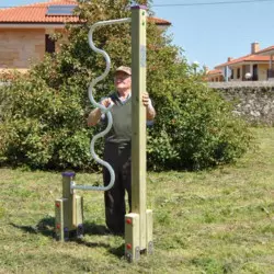 Équipement sportif extérieur en bois pour personnes âgées dans un jardin