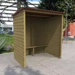 Abri bus en bois sans fenêtre en milieu péri-urbaine
