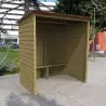 Abri bus en bois sans fenêtre en milieu péri-urbaine