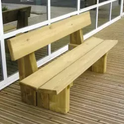 Banc en bois extérieur en milieu urbain
