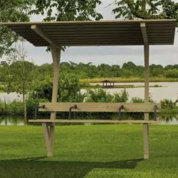 Banc en bois avec ombrage dans un jardin public