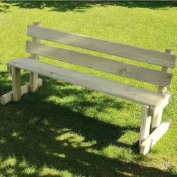 Banc d'écolier en bois dans un jardin public