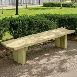 Banquette en bois autoclave classe 4 dans un jardin public
