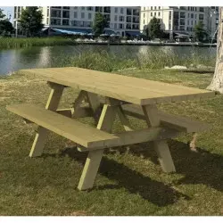Table en bois de pique-nique dans un jardin public Table en bois de pique-nique dans un jardin public