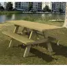 Table en bois de pique-nique dans un jardin public Table en bois de pique-nique dans un jardin public