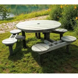 Table de pique-nique en bois ronde dans un parc public Table de pique-nique en bois ronde dans un parc public