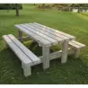 Table bois avec banc extérieur dans un parc public