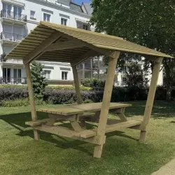 Table avec bancs en bois couverte