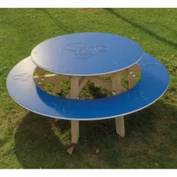 Table de pique nique pour enfant dans un parc public