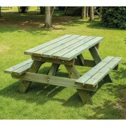 Table enfant pique nique en bois dans un jardin public Table enfant pique nique en bois dans un jardin public