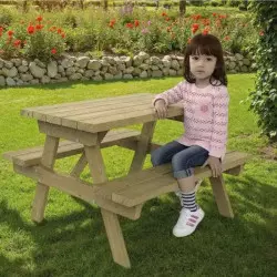 Table enfant en bois dans un jardin public