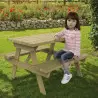 Table enfant en bois dans un jardin public