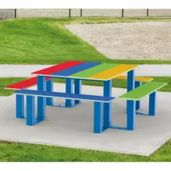 Table avec bancs en plastique pour enfant dans un jardin public