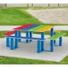Table avec bancs en plastique pour enfant dans un jardin public