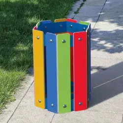 Poubelle plastique colorée pour enfants dans un parc