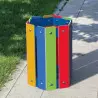 Poubelle plastique colorée pour enfants dans un parc