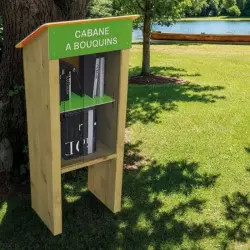 Cabane à bouquin en bois dans un pars