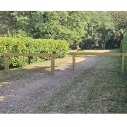 Barrière en bois limitant l'accès à une forêt