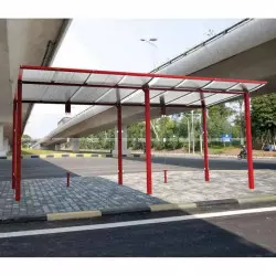 Abribus de 5 mètres, coloris rouge, en milieu urbain Abribus de 5 mètres, coloris rouge, en milieu urbain