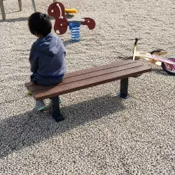 Banquette urbaine en plastique recyclé pour enfants
