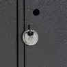 Porte du casier verrouillée avec un cadenas Porte du casier verrouillée avec un cadenas