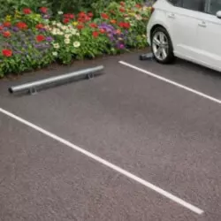 Butée de roue en acier galvanisé sur parking Butée de roue en acier galvanisé sur parking
