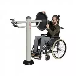 Agrès sportif disque utilisé par une personne en fauteuil Agrès sportif disque utilisé par une personne en fauteuil