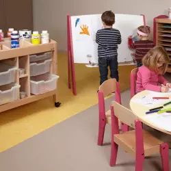 Aménagement d'un atelier peinture dans une maternelle Aménagement d'un atelier peinture dans une maternelle