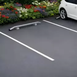 Butée de parking courbe en acier galvanisé sur une place de stationnement