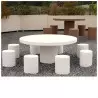Table de pique-nique en béton pour enfants sur une aire de repos Table de pique-nique en béton pour enfants sur une aire de repos