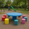 Table pique-nique pour enfants en béton coloré sur une aire de jeux extérieur Table pique-nique pour enfants en béton coloré sur une aire de jeux extérieur