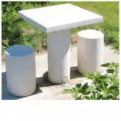 Table de pique-nique en béton, carrée, 2 assises, sur une aire de repos Table de pique-nique en béton, carrée, 2 assises, sur une aire de repos