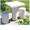 Table de pique-nique en béton, carrée, 2 assises, sur une aire de repos Table de pique-nique en béton, carrée, 2 assises, sur une aire de repos