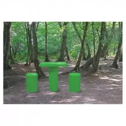Table pique-nique en béton coloré vert dans une aire forestière Table pique-nique en béton coloré vert dans une aire forestière