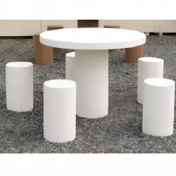 Table en béton pique-nique en béton blanc sur une aire de repos Table en béton pique-nique en béton blanc sur une aire de repos