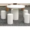 Table en béton pique-nique en béton blanc sur une aire de repos Table en béton pique-nique en béton blanc sur une aire de repos