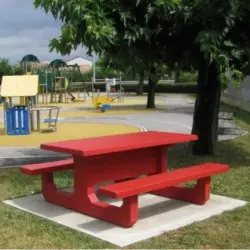Table de pique nique en béton coloré sur une aire de jeux extérieur Table de pique nique en béton coloré sur une aire de jeux extérieur