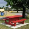 Table de pique nique en béton coloré sur une aire de jeux extérieur Table de pique nique en béton coloré sur une aire de jeux extérieur