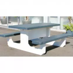 Table pique nique rectangulaire en béton armé sur une terrasse Table pique nique rectangulaire en béton armé sur une terrasse