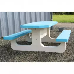 Table pour pique nique en béton coloré sur espace public extérieur Table pour pique nique en béton coloré sur espace public extérieur