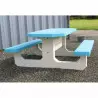Table pour pique nique en béton coloré sur espace public extérieur Table pour pique nique en béton coloré sur espace public extérieur