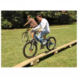 Cycliste sur le module sportif VTT passerelle en bois Cycliste sur le module sportif VTT passerelle en bois