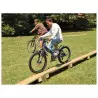 Cycliste sur le module sportif VTT passerelle en bois Cycliste sur le module sportif VTT passerelle en bois