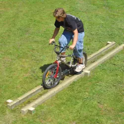 Parcours sportif pour VTT avec module d'équilibre en bois
