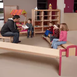 École maternelle aménagée avec le lot de 3 bancs gigognes framboises École maternelle aménagée avec le lot de 3 bancs gigognes framboises