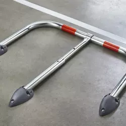 Barrière de protection de place de parking avec cadenas